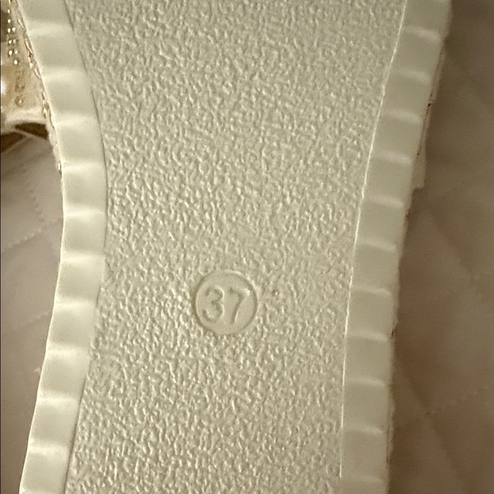 Elegant Pearl Embellished White Slide Sandals - Picture 3 of 5